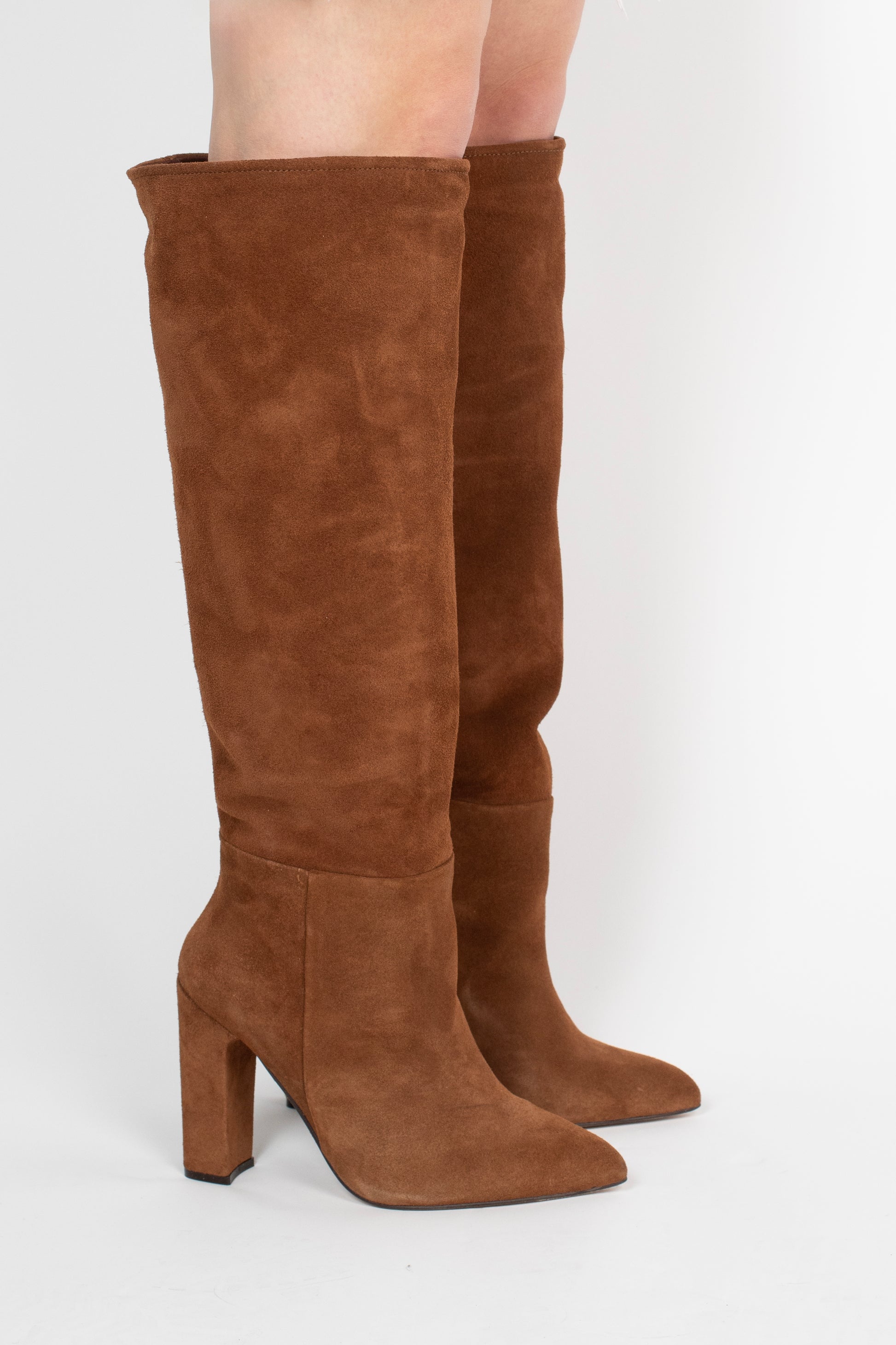 Vue de profil de la botte Elegance marron en daim, conçue pour gros mollet avec un talon de 11cm