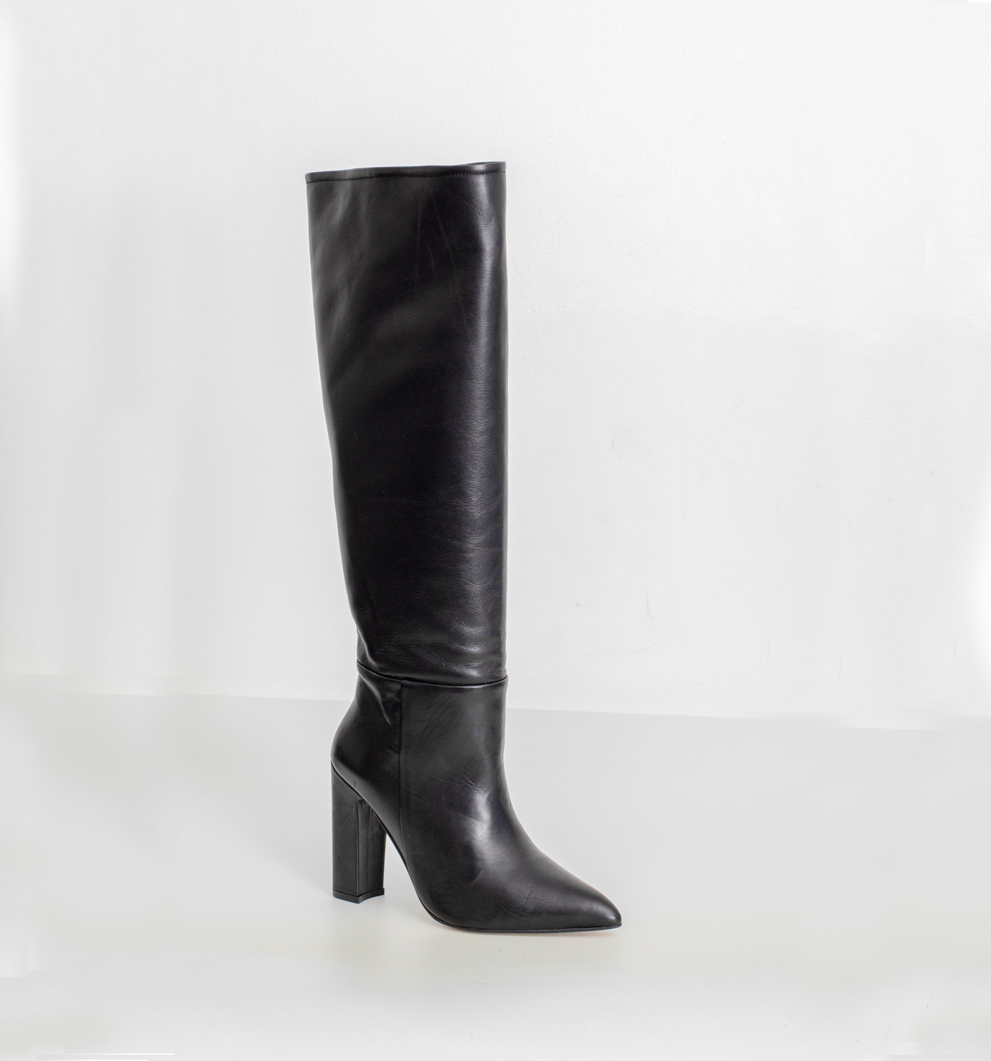 bottes elegance en cuir noir pour femme aux mollets larges avec un talon de 11cm