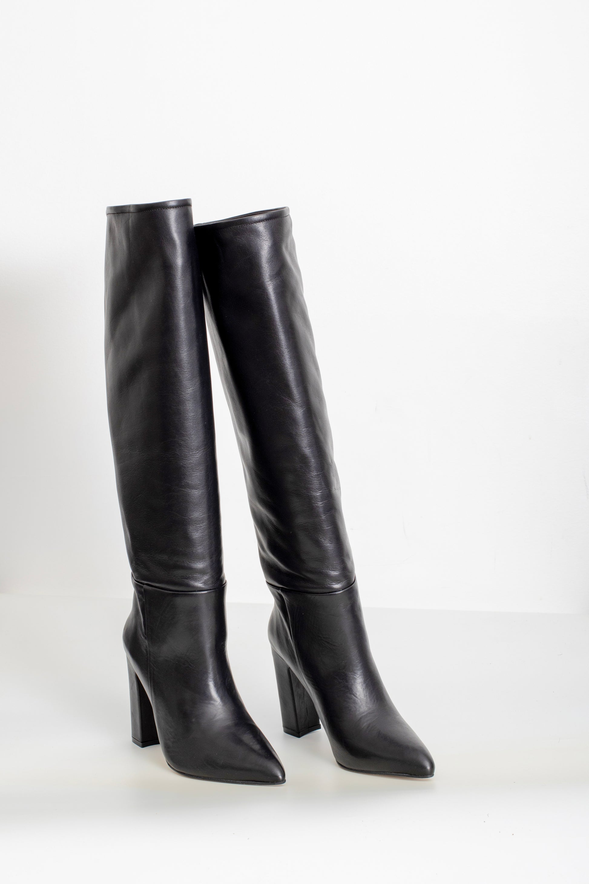 Vue de face des bottes Elegance en cuir noir, conçues pour mollet large