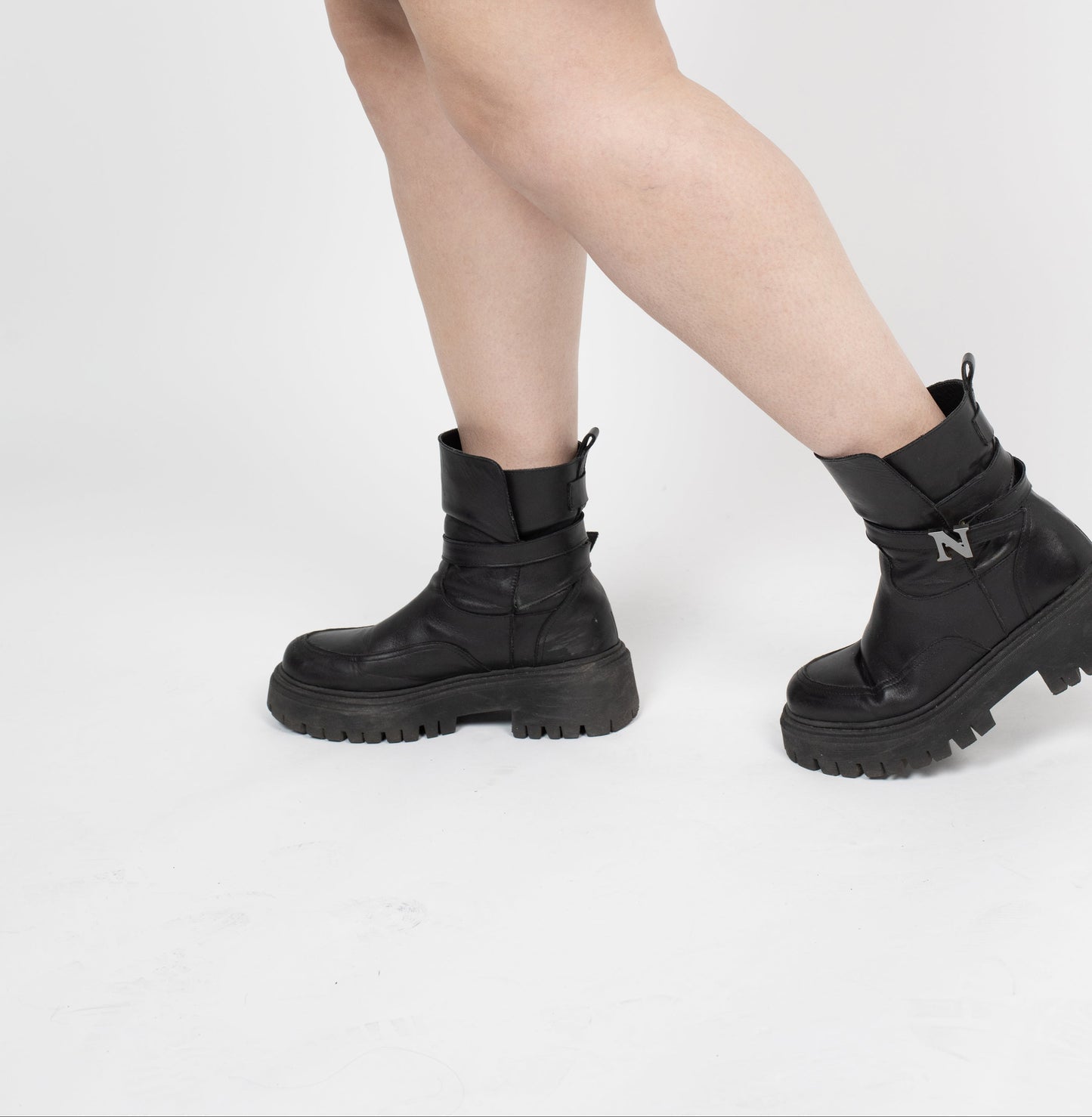 bottine allure noir en cuir portés par une femme au gros mollet, adaptable grâce à une ceinture autour de la chaussure