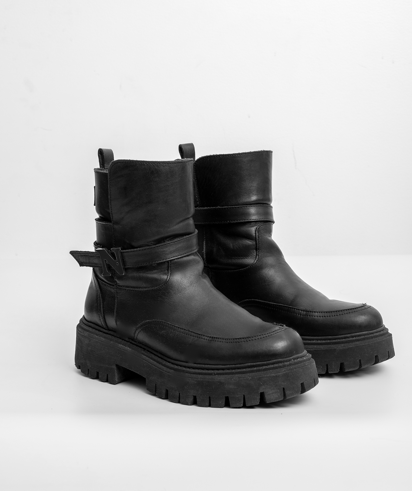bottine modèle allure en cuir noir pour les mollets généreux