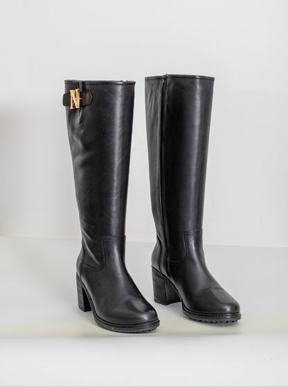 bottes Attitude en cuir marron pour mollet large  avec talon 6 cm, détail « N » métal dorée