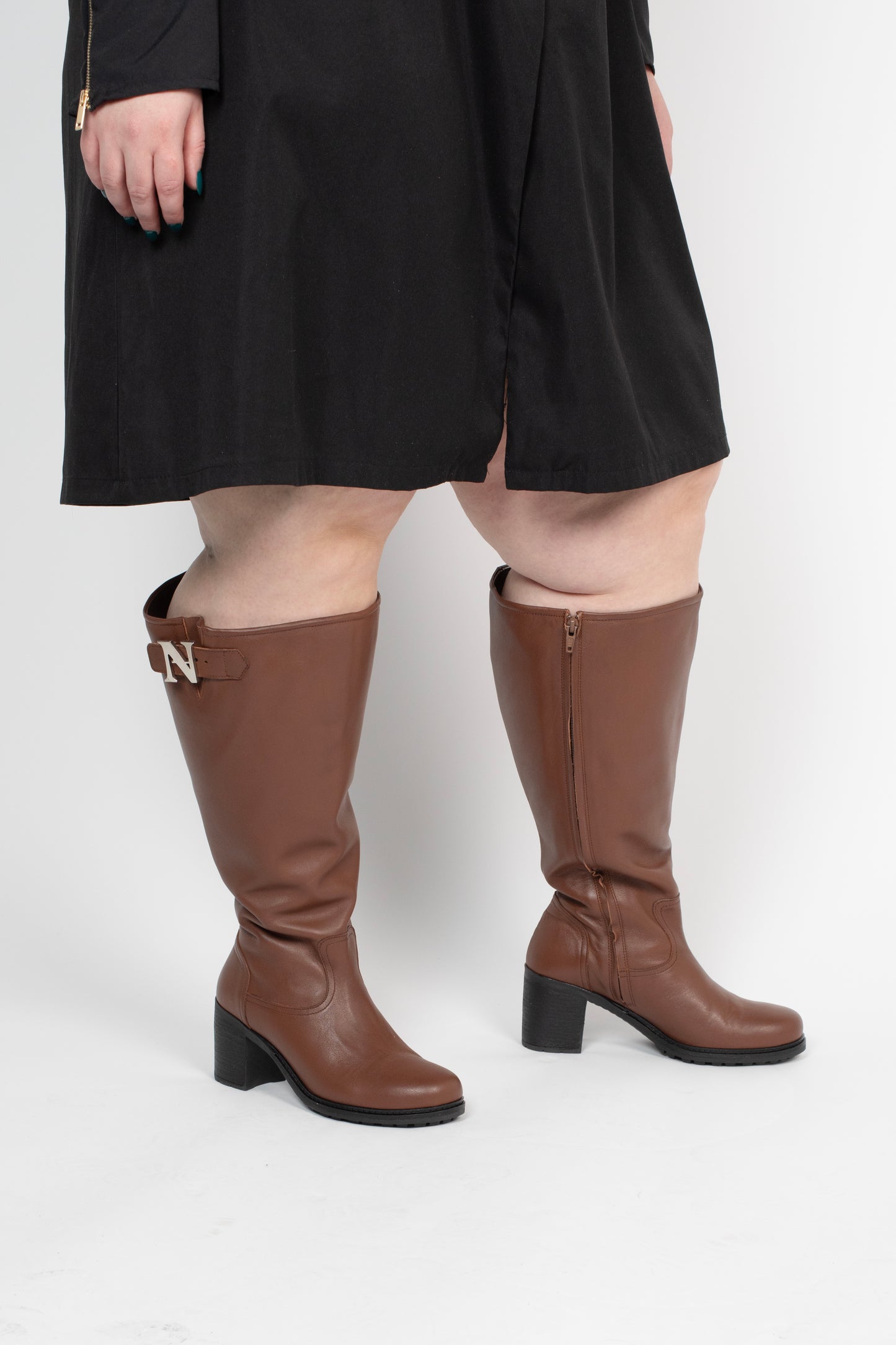 Profil des bottes Attitude marron en cuir portées, pour mollets larges avec talon 6 cm, détail « N » métal