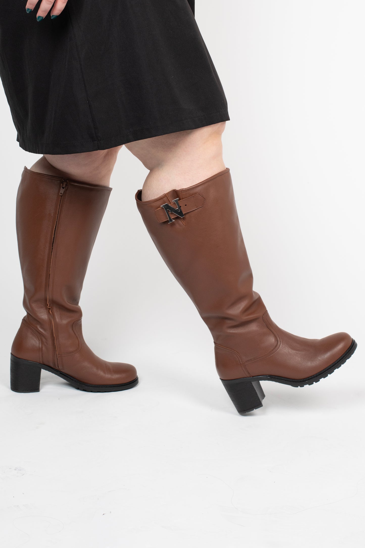 Bottes attitude marron en cuir pour les tours de mollets larges avec fermeture éclaire et détail N en métal argenté