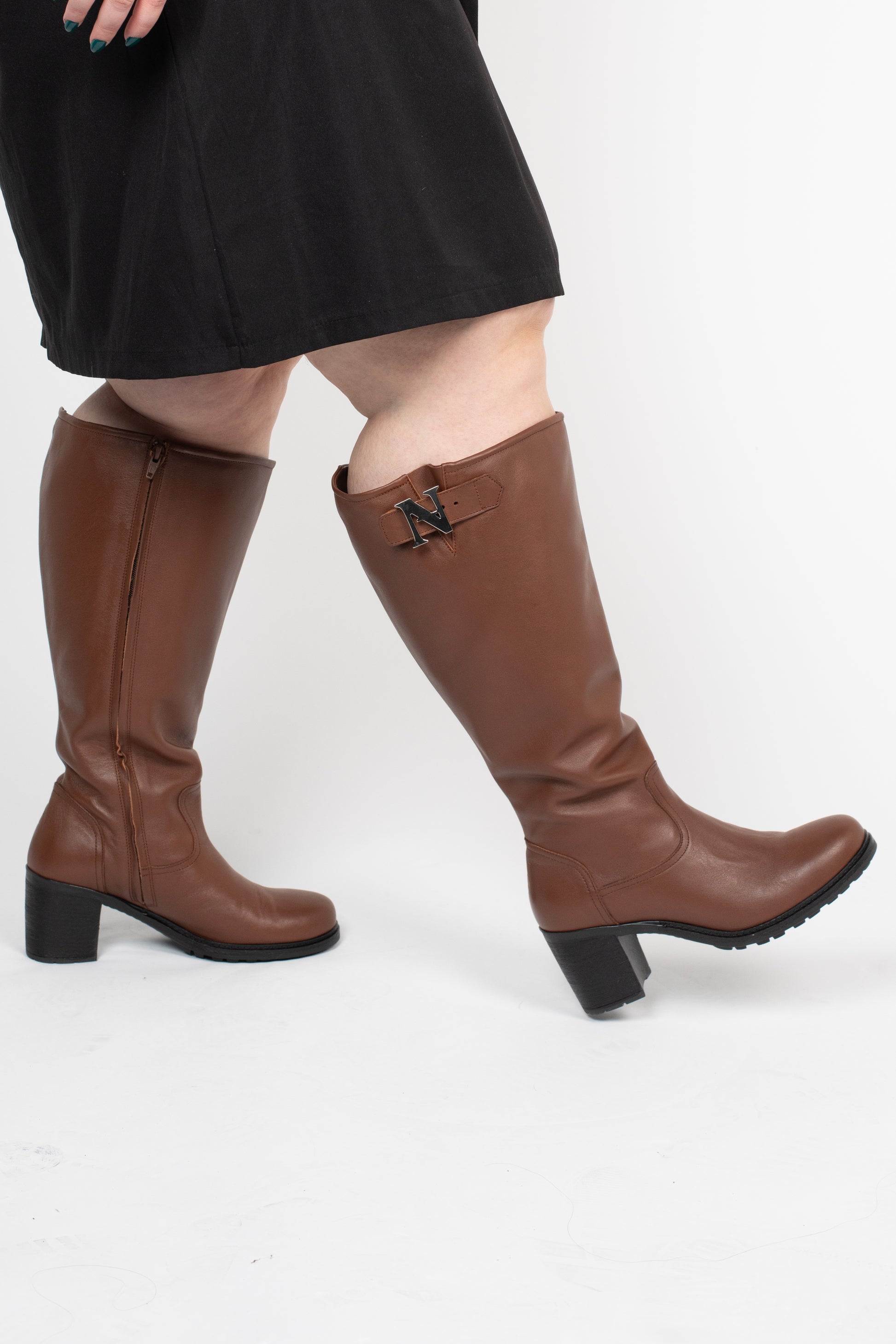 Bottes attitude marron en cuir pour les tours de mollets larges avec fermeture éclaire et détail N en métal argenté