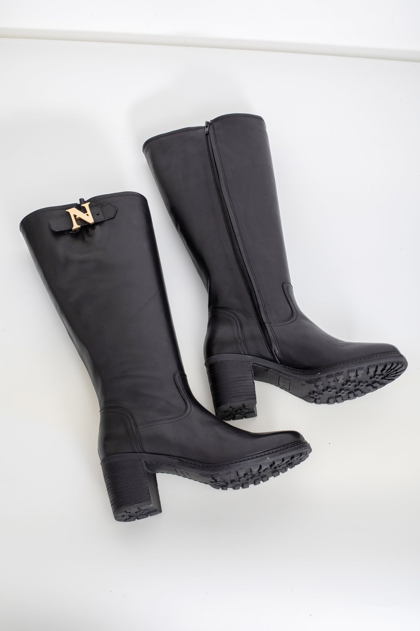 bottes Attitude noir en cuir, pour gros mollets avec talon 6 cm, détail « N » métal avec fermeture éclaire
