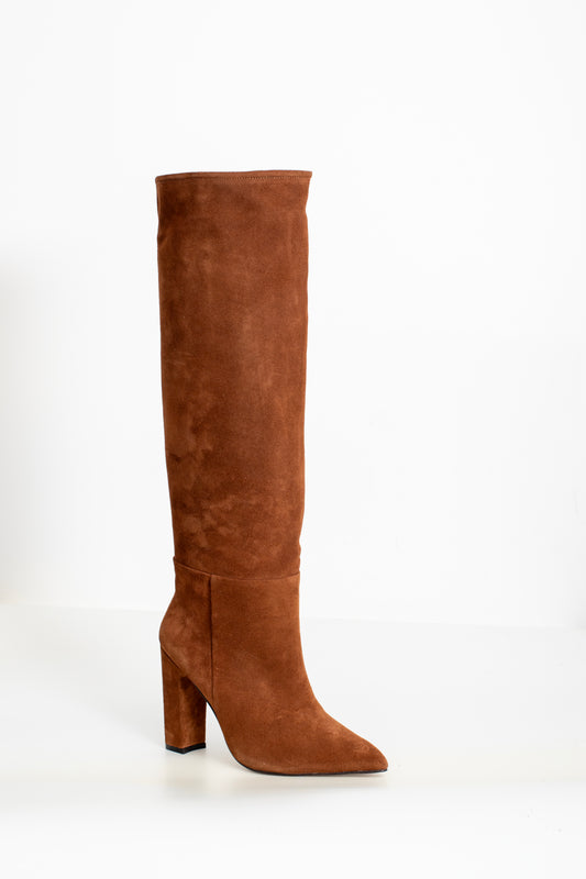 Vue de face de la botte Elegance marron en daim, conçue pour mollet large
