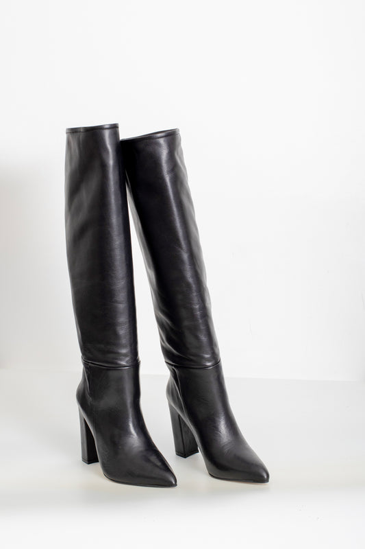Vue de face des bottes Elegance en cuir noir, conçues pour mollet large