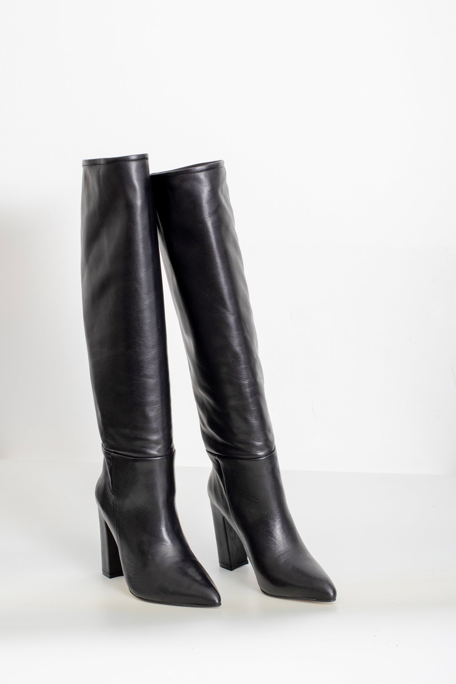 Vue de face des bottes Elegance en cuir noir, conçues pour mollet large